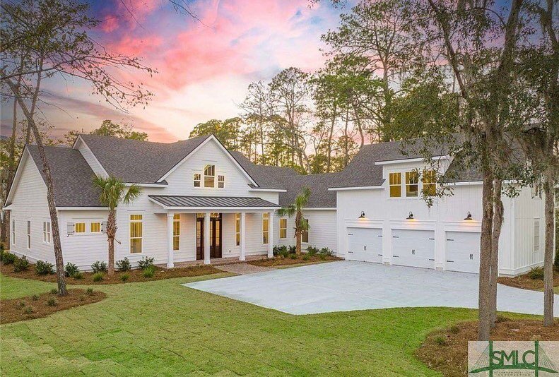 R i s e &amp; s h i n e ☀️
We&rsquo;ve got a beautiful home to tour today 🤩

This southern charmer combines coastal &amp; clean 🌿 Scroll through and let me hear what you like about this home design 💓 That curb appeal is my fave part 👀

Via @ridic